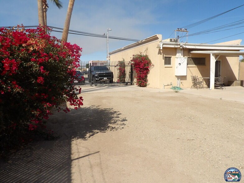 1048 Main St, Brawley, CA à louer - Photo de l’immeuble – Image 2 sur 2