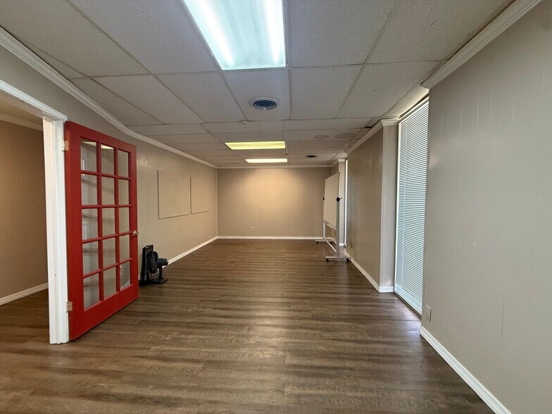 2251 E Skelly Dr, Tulsa, OK à louer - Photo de l’immeuble – Image 3 sur 5