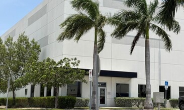 3413 Mcintosh Rd, Hollywood, FL à louer Photo de l’immeuble– Image 2 sur 3