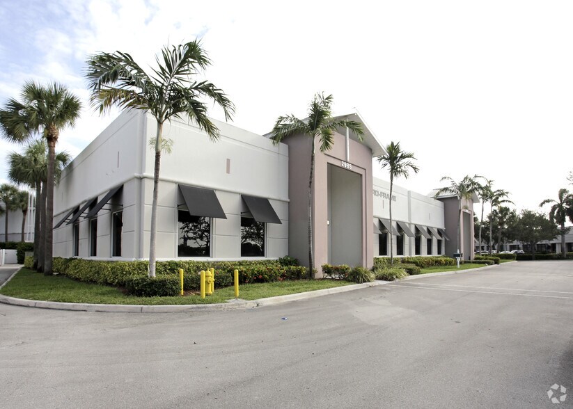 2985 Center Port Cir, Pompano Beach, FL à vendre - Photo de l’immeuble – Image 3 sur 10