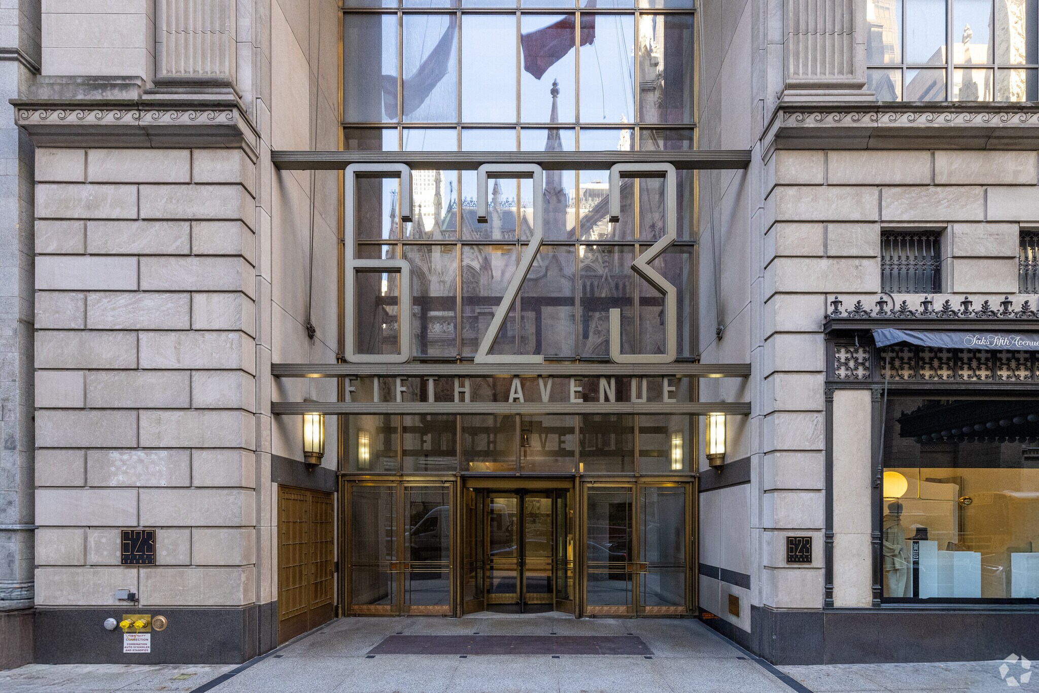 623 Fifth Ave, New York, NY à louer Photo de l’immeuble– Image 1 sur 8