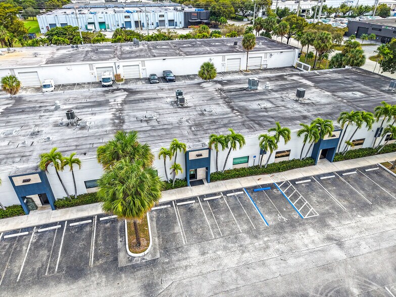 8115 NW 33rd St, Doral, FL à vendre - Photo de l’immeuble – Image 1 sur 53