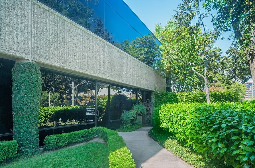 17991-17993 Cowan, Irvine, CA à louer - Photo de l’immeuble – Image 2 sur 3