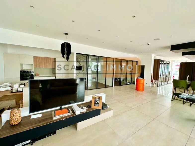 Local d'activités dans Fréjus à vendre - Photo de l’immeuble – Image 2 sur 6