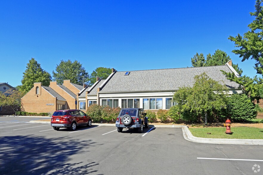 33900 W 8 Mile Rd, Farmington, MI à louer - Photo de l’immeuble – Image 2 sur 7