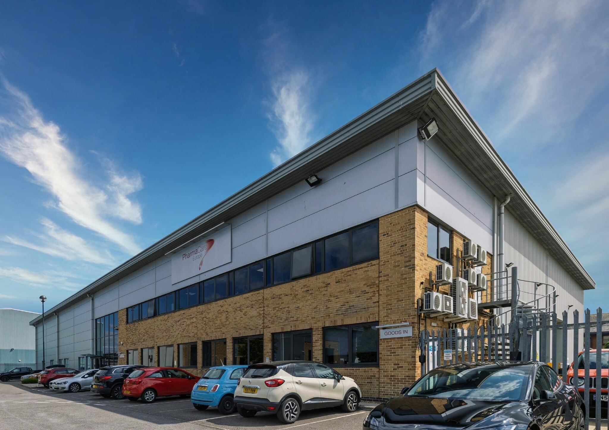 Fleming Way, Crawley à louer Photo principale– Image 1 sur 12