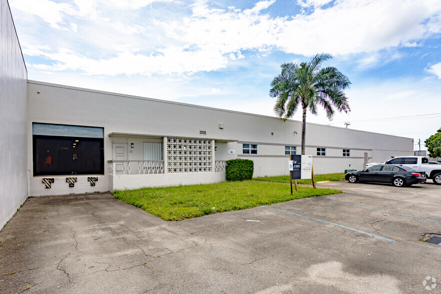 700 NW 57th Ct, Fort Lauderdale, FL à louer - Photo de l’immeuble – Image 1 sur 20