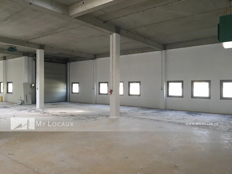 Local d’activités dans Villeneuve-La-Garenne à louer - Photo de l’immeuble – Image 2 sur 4