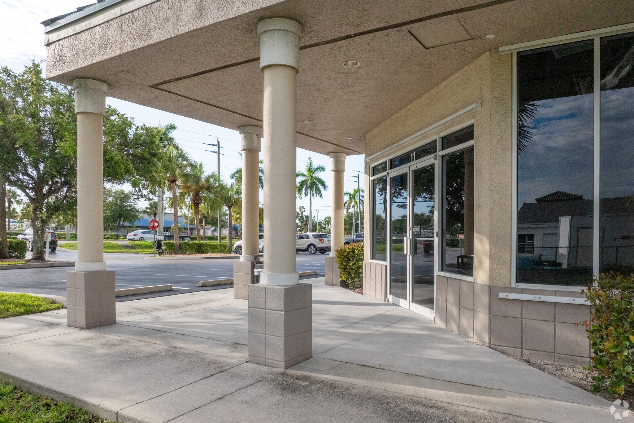 16120 San Carlos Blvd, Fort Myers, FL à louer Photo de l’immeuble– Image 1 sur 11