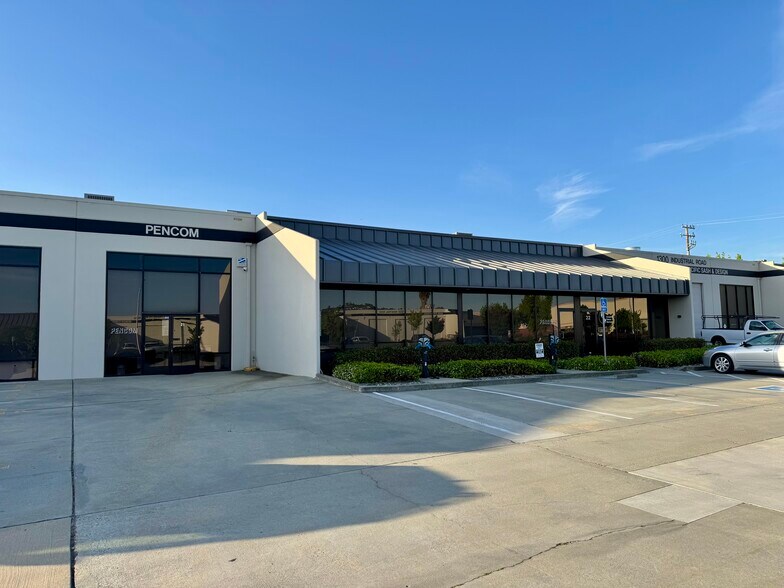 1300 Industrial Road portefeuille de 3 biens à vendre sur LoopNet.fr - Photo de l’immeuble – Image 1 sur 10