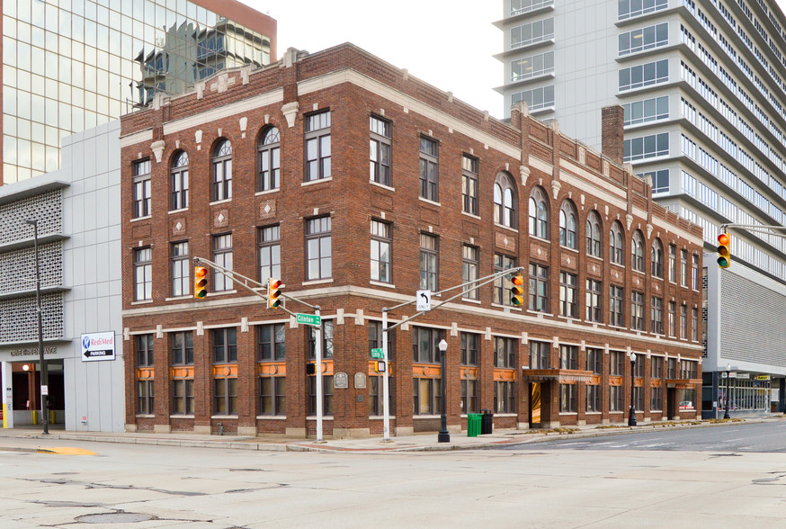 701 S Clinton St, Fort Wayne, IN à louer - Photo de l’immeuble – Image 3 sur 6