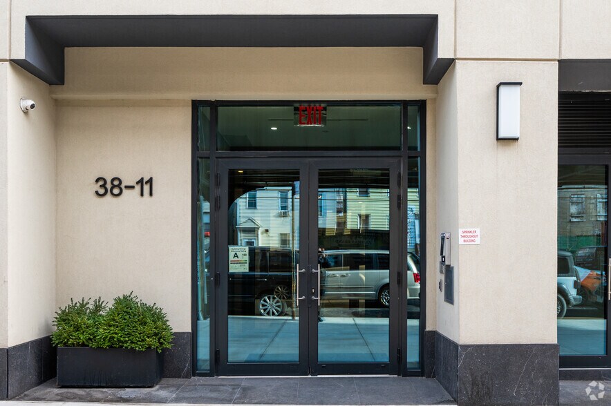 3811 31st St, Long Island City, NY à louer - Photo de l’immeuble – Image 3 sur 8