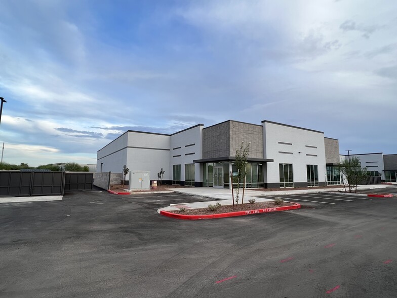 8607 E Pecos Rd, Mesa, AZ à louer - Photo de l’immeuble – Image 2 sur 12