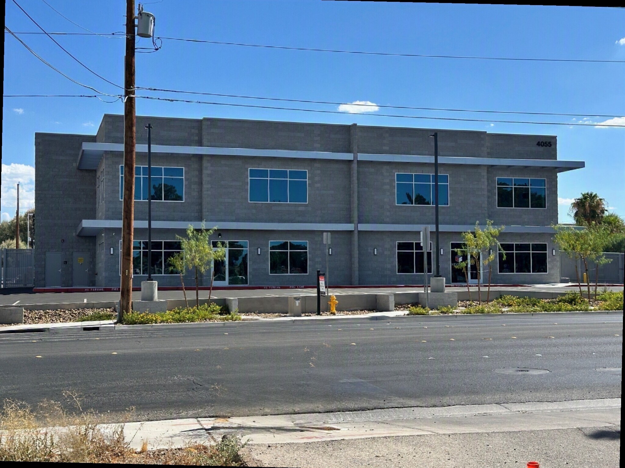 4055 E Patrick Ln, Las Vegas, NV à louer Photo de l’immeuble– Image 1 sur 3
