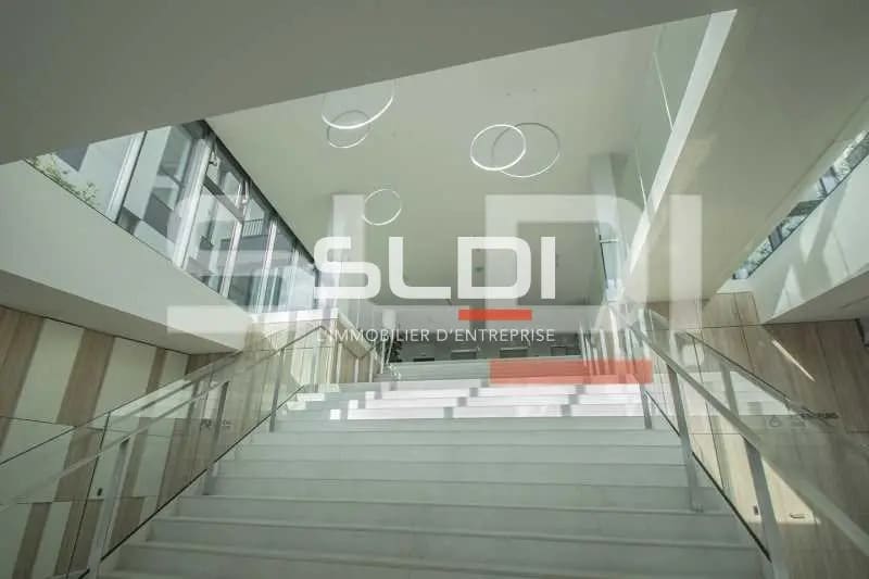Bureau dans Vénissieux à louer - Hall d’entrée – Image 2 sur 9
