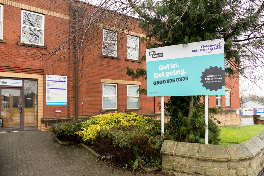 Fieldhouse Rd, Rochdale à louer - Photo principale – Image 1 sur 19