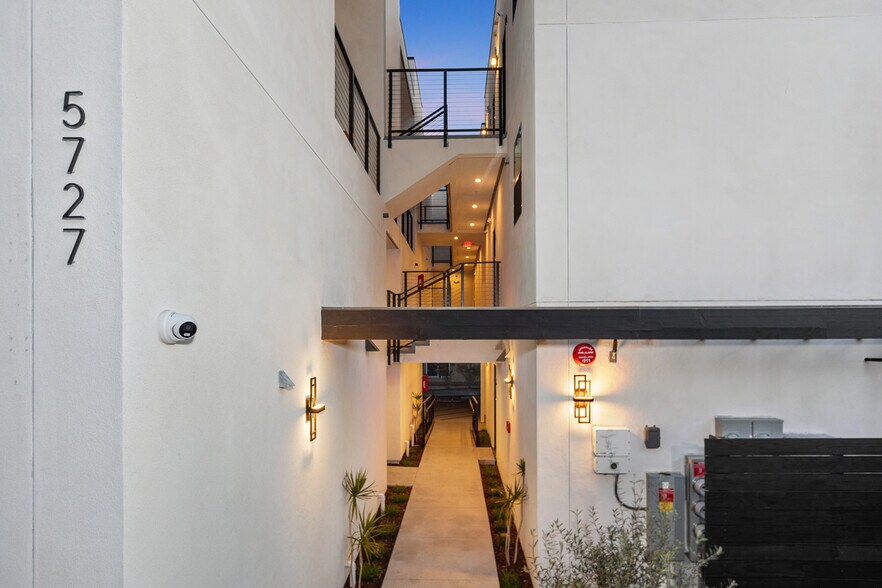 5727 Lauretta St, San Diego, CA à vendre - Photo de l’immeuble – Image 3 sur 25