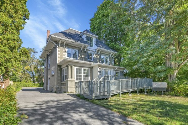 117 First St E, Cornwall, ON à louer Photo principale– Image 1 sur 10