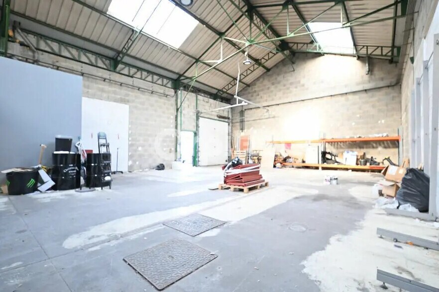Local d’activités dans Vénissieux à louer - Photo de l’immeuble – Image 1 sur 5