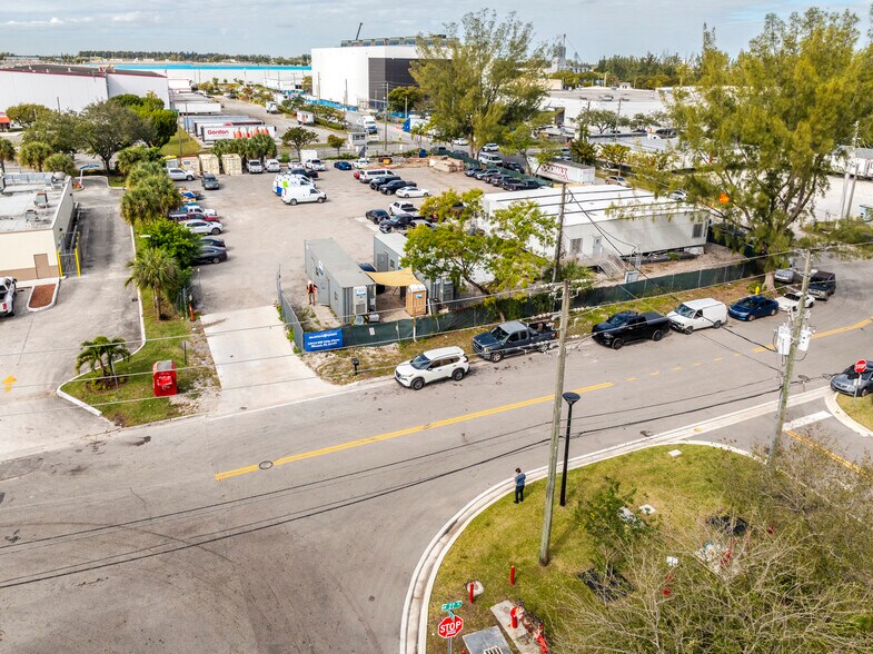 NW 27th Pl & NW 120th Ter, Miami, FL à louer - Photo de l’immeuble – Image 2 sur 5