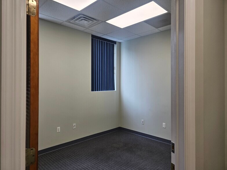 171 S Wellwood Ave, Lindenhurst, NY à louer - Photo de l’immeuble – Image 3 sur 14