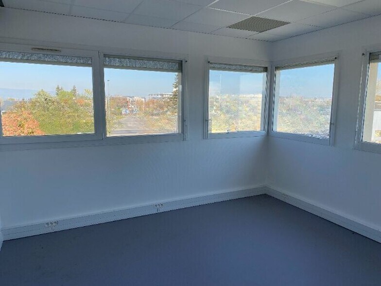 Bureau dans Andrézieux-Bouthéon à louer - Photo de l’immeuble – Image 3 sur 7