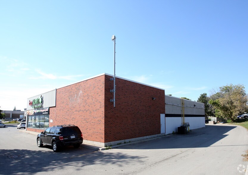 925 Dundas St, Woodstock, ON à louer - Photo de l’immeuble – Image 3 sur 6