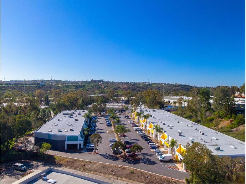 6352 Corte del Abeto, Carlsbad, CA à louer - Photo de l’immeuble – Image 2 sur 8