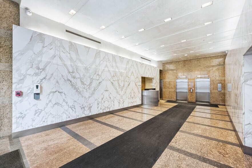 150 Varick St, New York, NY à louer - Photo de l’immeuble – Image 3 sur 9