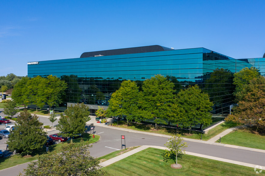 300 E Big Beaver Rd, Troy, MI à louer - Photo de l’immeuble – Image 2 sur 14