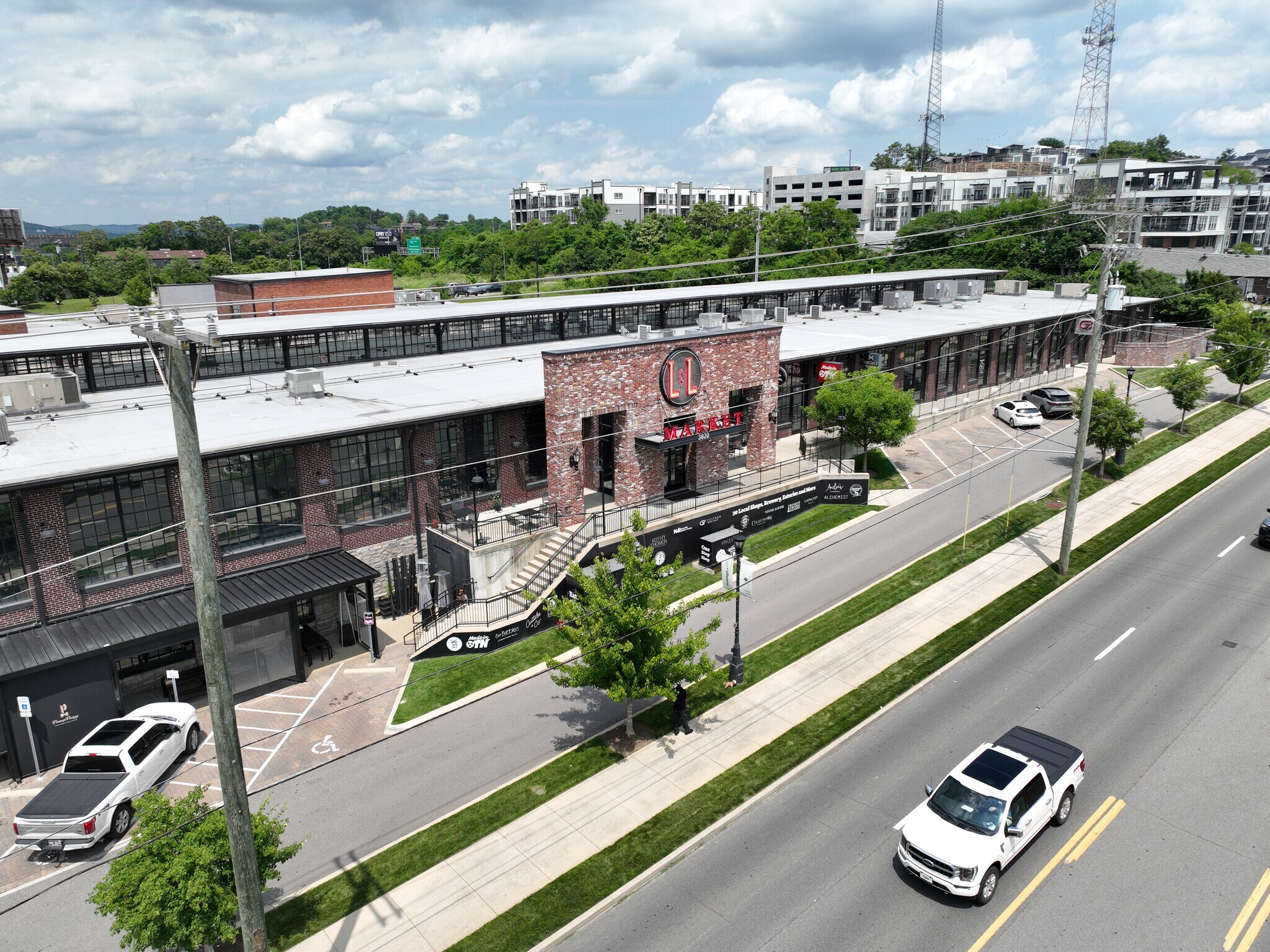 3814 Charlotte Ave, Nashville, TN à louer Photo principale– Image 1 sur 13