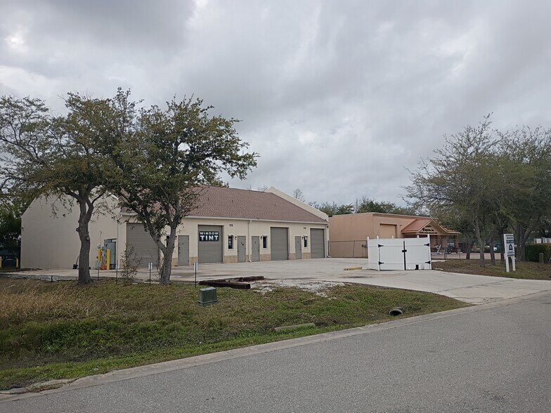 326 NE 3rd Ave, Cape Coral, FL à vendre - Photo de l’immeuble – Image 2 sur 10