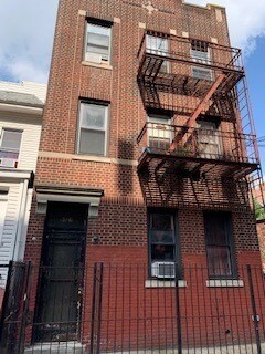 3761 97th St, Corona, NY à vendre - Photo principale – Image 1 sur 8