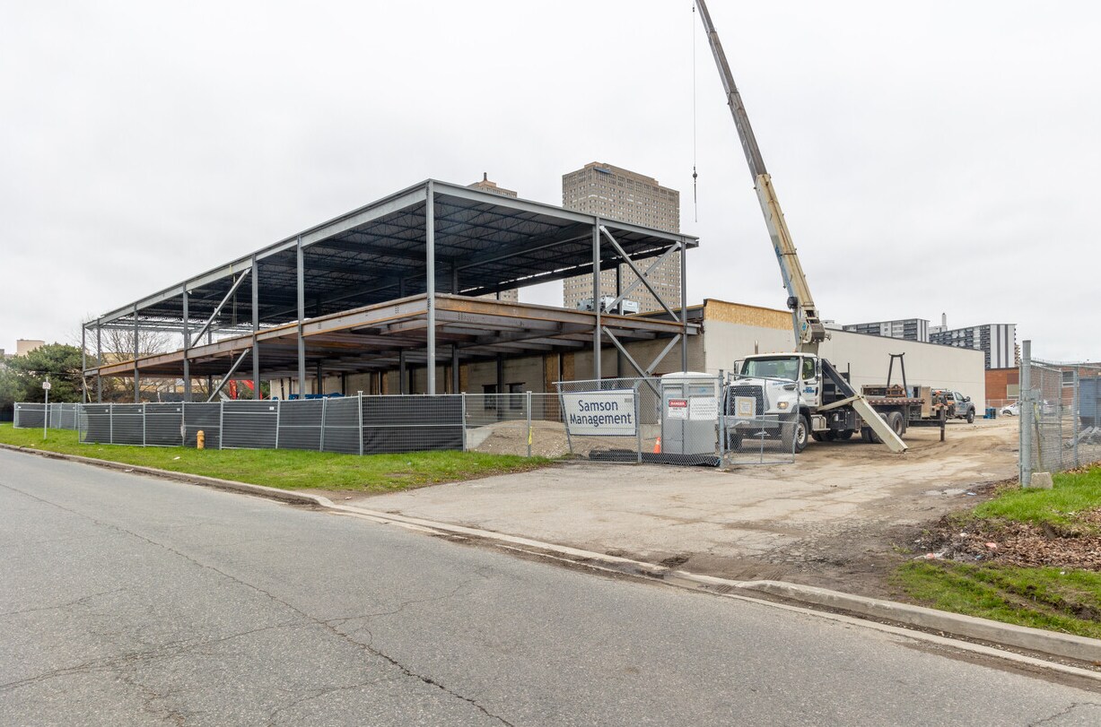 100 Thorncliffe Park Dr, Toronto, ON à louer Photo principale– Image 1 sur 4