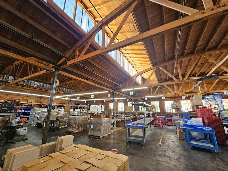 2417 E 24th St, Los Angeles, CA à louer - Photo de l’immeuble – Image 2 sur 17