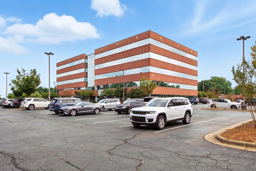 901 N Winstead Ave, Rocky Mount, NC à louer - Photo de l’immeuble – Image 3 sur 13