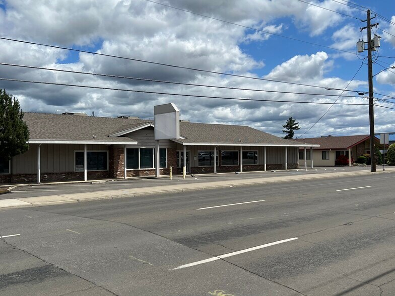 765 S Riverside Ave, Medford, OR à vendre - Photo de l’immeuble – Image 3 sur 17