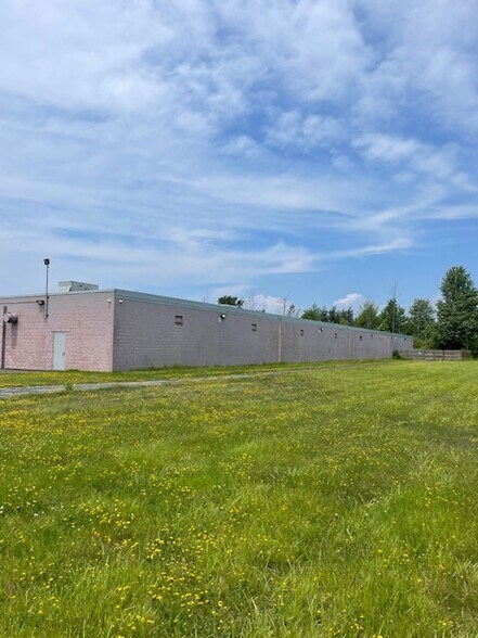 8061 Erie Rd, Derby, NY à louer - Photo de l’immeuble – Image 2 sur 11