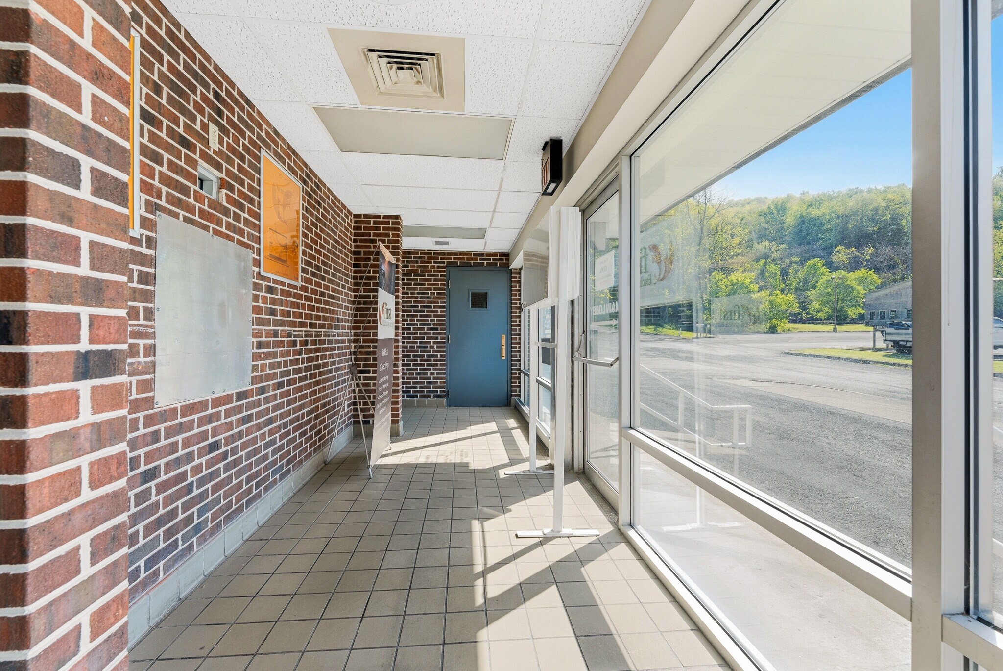 11 W Main St, Mannington, WV à louer Photo intérieure– Image 1 sur 21