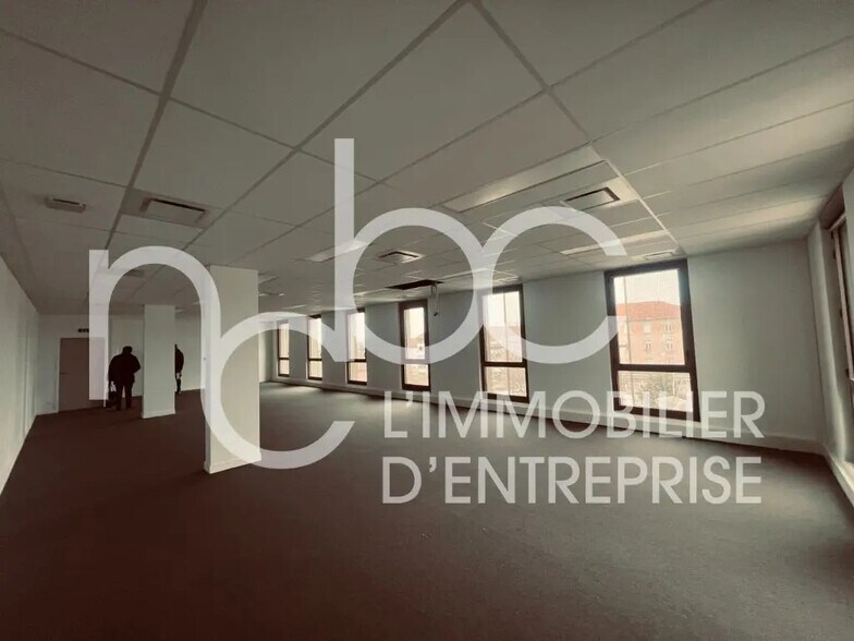 Bureau dans Décines-Charpieu à vendre - Photo de l’immeuble – Image 2 sur 11