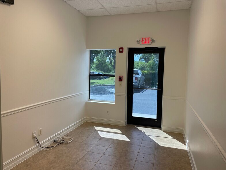 877 NE 27th Ln, Cape Coral, FL à louer - Photo de l’immeuble – Image 2 sur 8