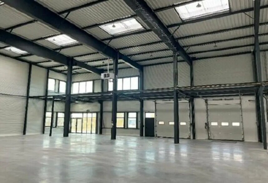 Local d’activités dans Saint-Priest à louer - Photo de l’immeuble – Image 2 sur 14