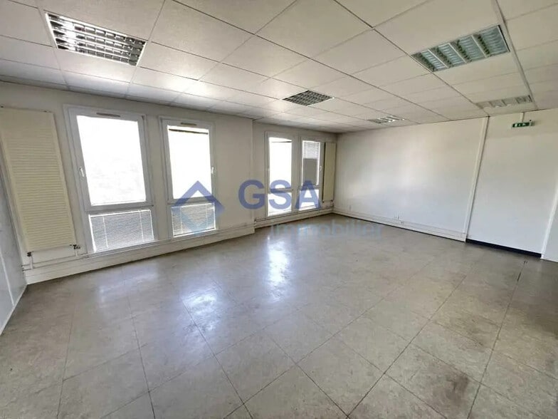 Bureau dans Savigny-le-Temple à louer - Photo de l’immeuble – Image 2 sur 10