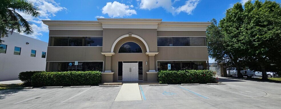 1854 Trade Center Way, Naples, FL à louer - Photo de l’immeuble – Image 1 sur 10