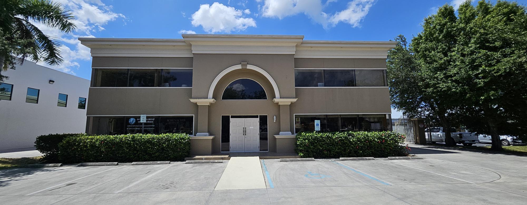 1854 Trade Center Way, Naples, FL à louer Photo de l’immeuble– Image 1 sur 11