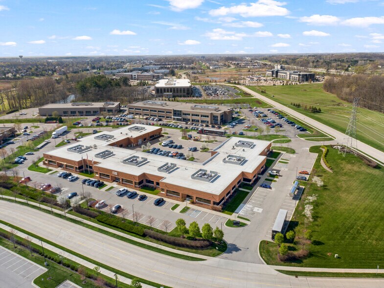 39675 MacKenzie Dr, Novi, MI à louer - Photo de l’immeuble – Image 1 sur 5