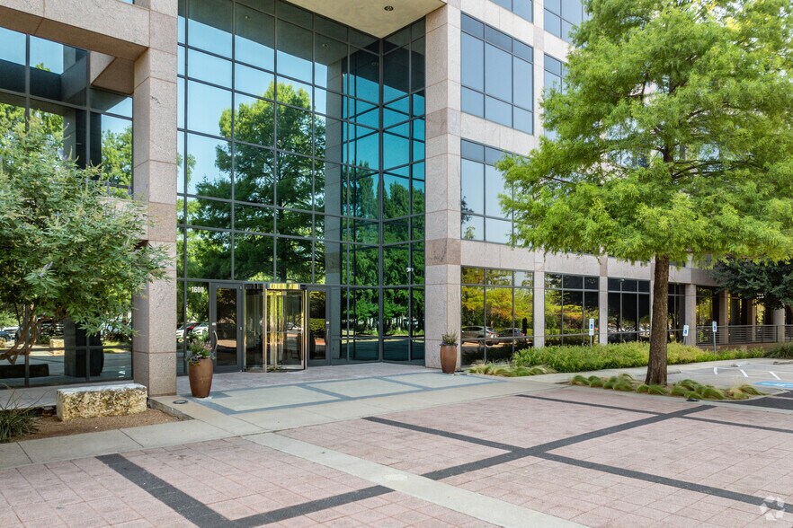 1600 N Collins Blvd, Richardson, TX à louer - Photo de l’immeuble – Image 3 sur 10