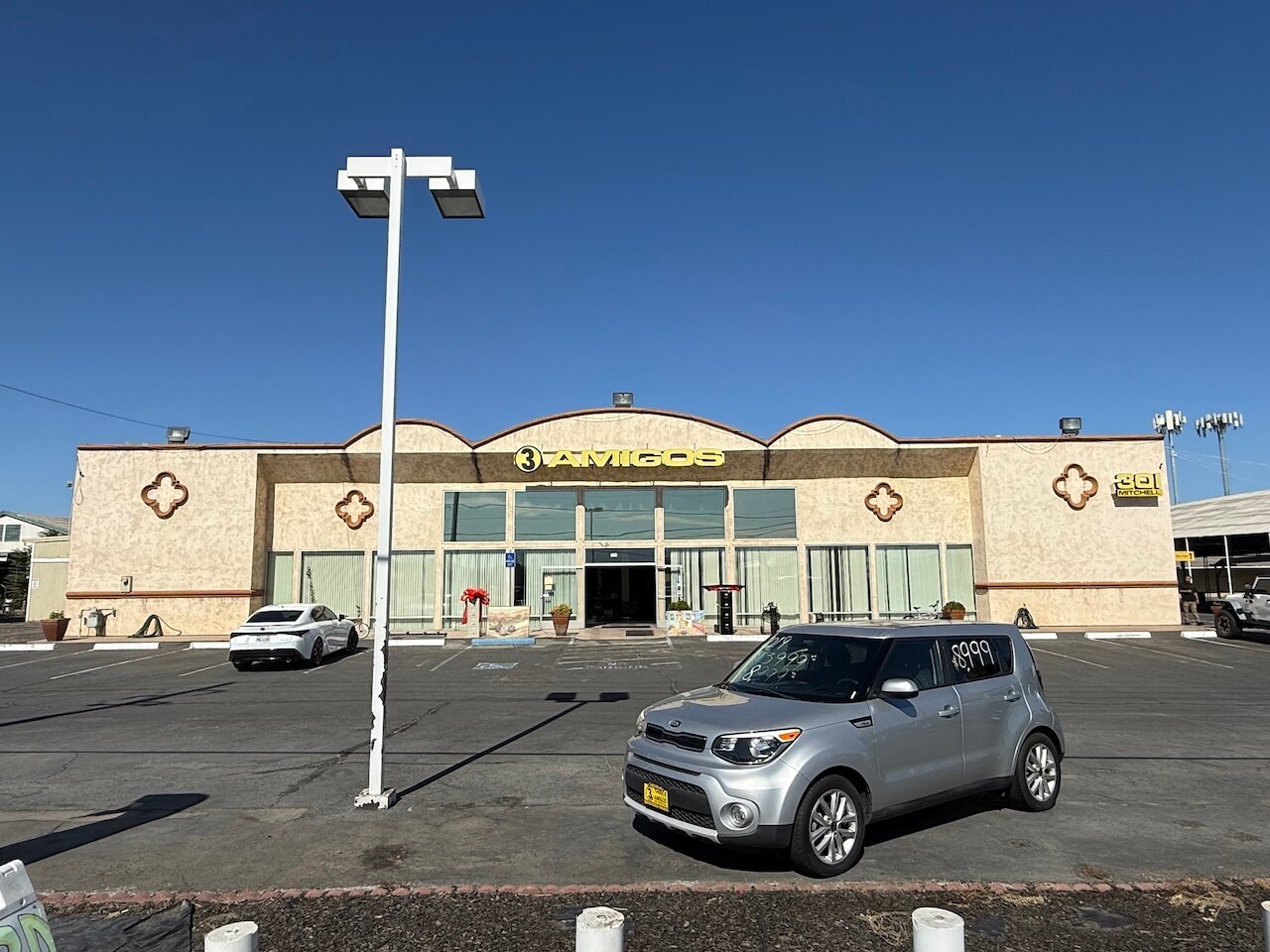 301 Mitchell Rd, Modesto, CA à louer Photo principale– Image 1 sur 8