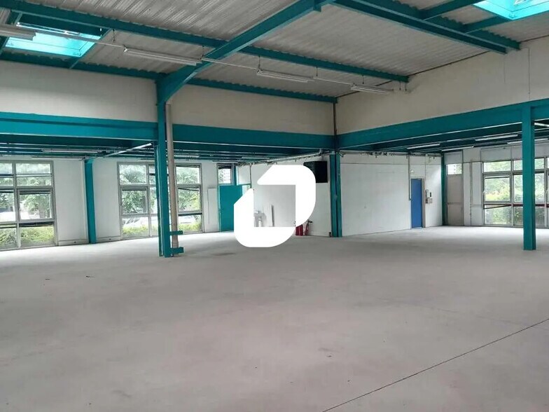 Local d’activités dans Tremblay-en-France à louer - Photo de l’immeuble – Image 3 sur 7