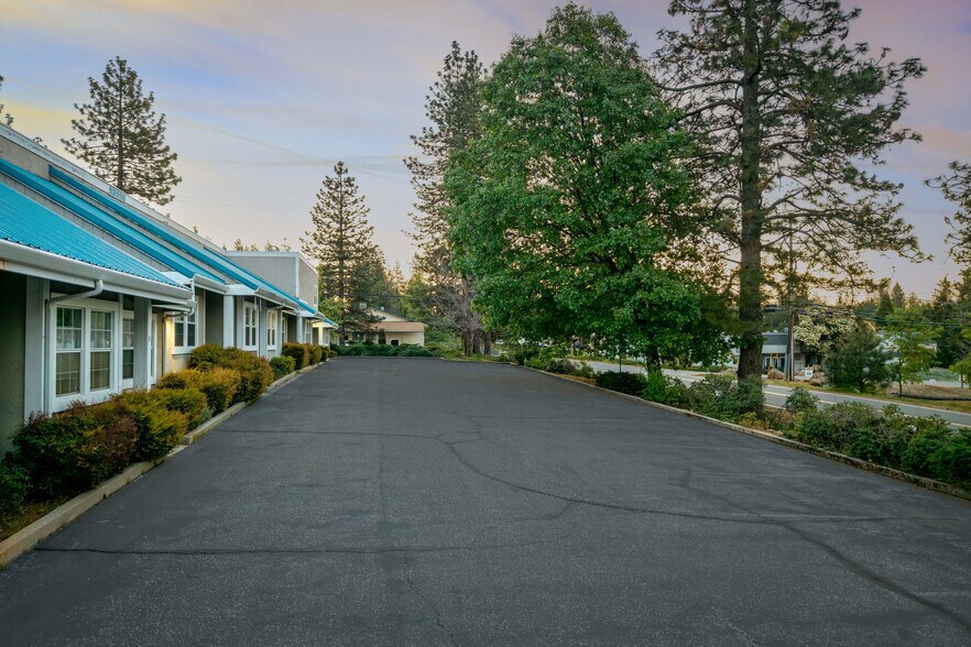 12150 Charles Dr, Grass Valley, CA à vendre - Photo de l’immeuble – Image 3 sur 9